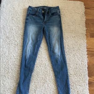 American eagle lightwash skinny jeans